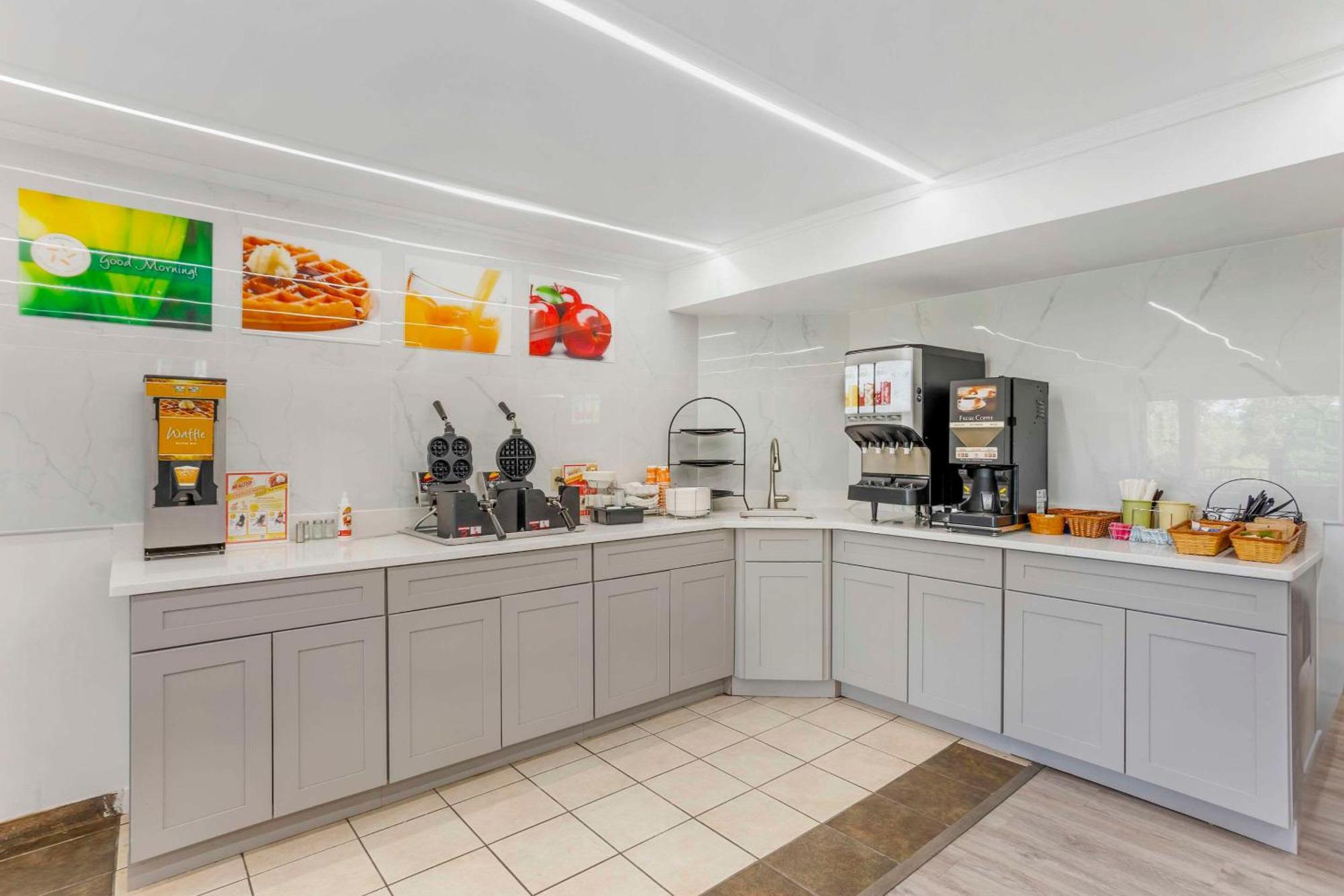 Quality Inn Smoketown  외부 사진